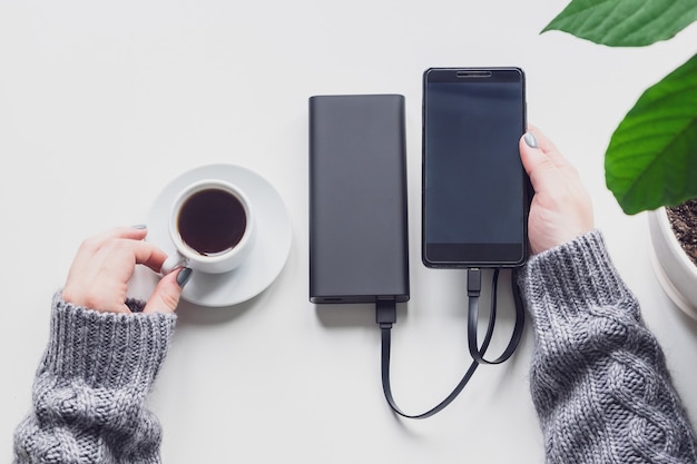 Banque d'alimentation et téléphone sur la table, vue de dessus.