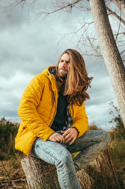 Banques de Photographies - une, séduisant, blond, homme, à, a, manteau jaune