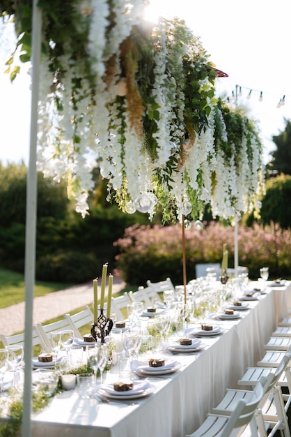 Banquet dans le jardin pour un mariage avec des éléments décoratifs décor atmosphérique