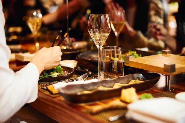 Banquet de luxe servi en soirée dans un restaurant moderne