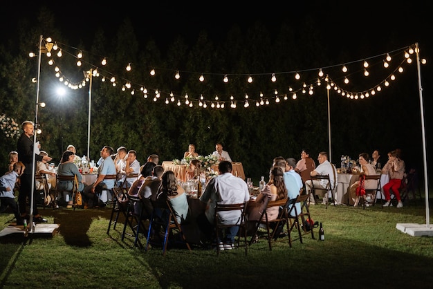 Banquet de mariage avec des guirlandes