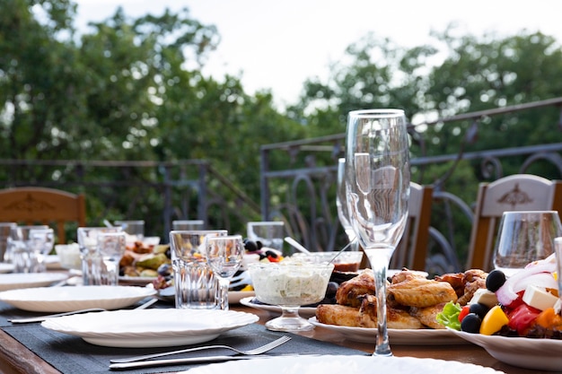 Banquet servi, table à manger avec plats, collations, verres à vin et à eau, cuisine européenne. Mise au point sélective.