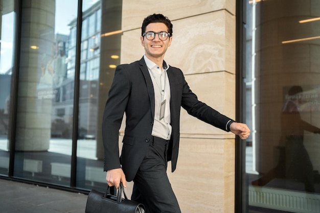 Un banquier avec des lunettes travaille au bureau en costume