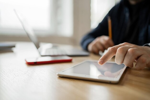 Le banquier vérifie le budget du mois Ordinateur portable en milieu de travail dans le rapport Office Manager