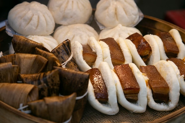 Bao chinois farci de ventre de porc rôti cuit dans le district chinois de Nankinmachi dans la ville