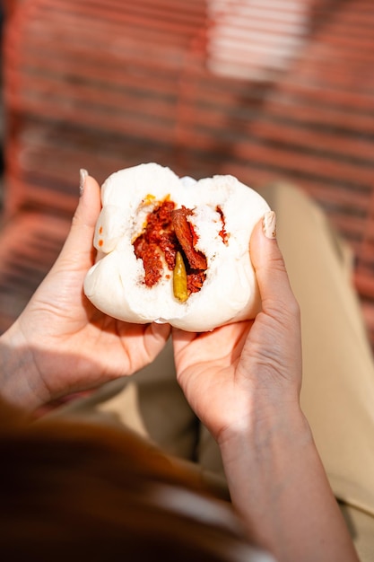 Baozi ou Bakpao est un type de petit pain fourré au levain dans diverses cuisines chinoises