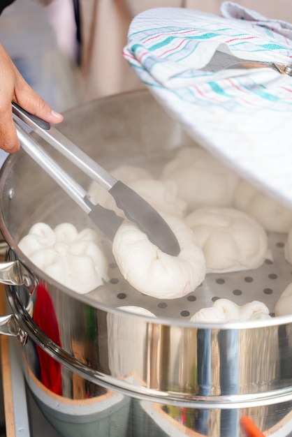 Baozi ou Chinese Steamed Buns est un type de petit pain fourré au levain dans diverses cuisines chinoises