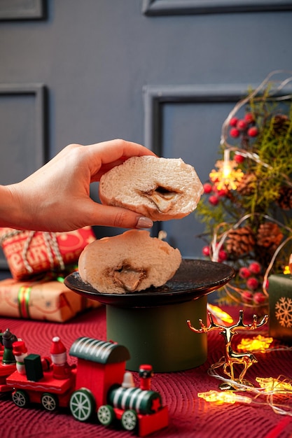 Photo baozi ou pains à la vapeur chinois avec décoration de noël