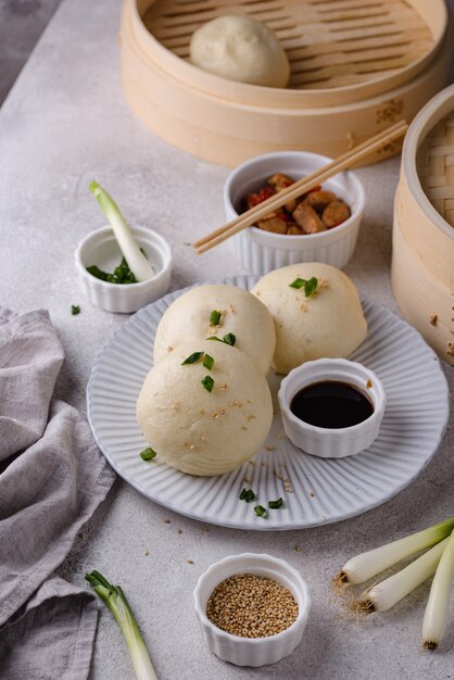 Baozi de petits pains chinois cuits à la vapeur avec vapeur