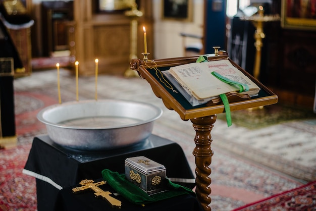 BaptêmeUne cuve d'eau et de bougies est prête pour le sacrement du Baptême