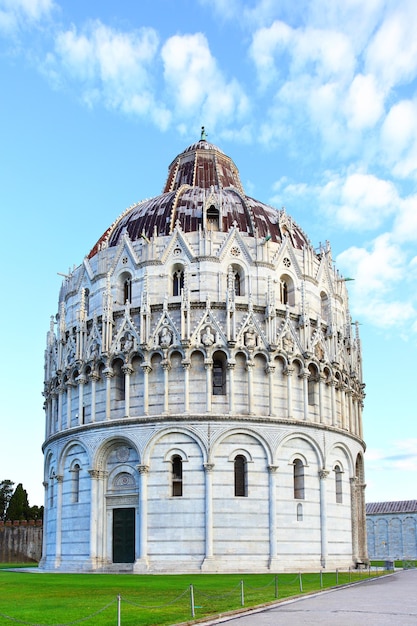 Baptistère sur la Piazza dei Miracoli à Pise, Italie