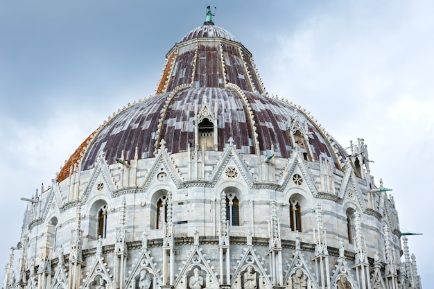 Le baptistère de Pise de Saint-Jean (Piazza dei Miracoli, Pise, Italie). Construire 1152-1363. Conçu par Diotisalvi.