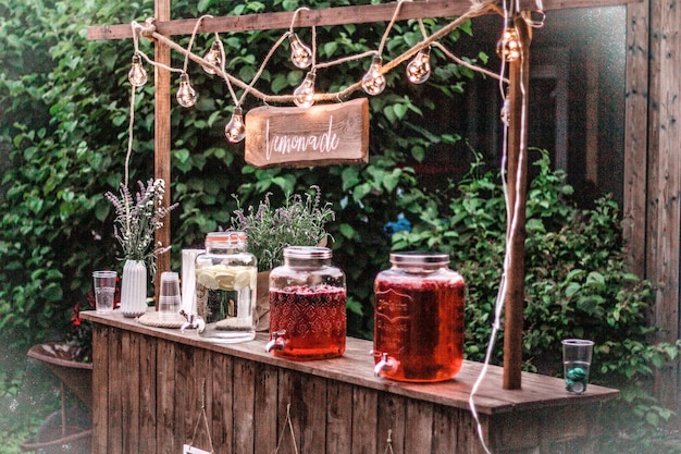 Bar à boissons lors d'un mariage dans un jardin