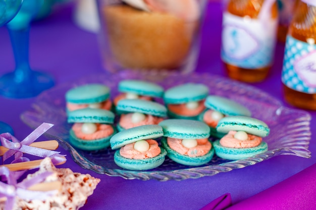 Photo bar à bonbons, contient des fruits, coupe des gâteaux, du chocolat et un autre dessert sucré sur le mariage