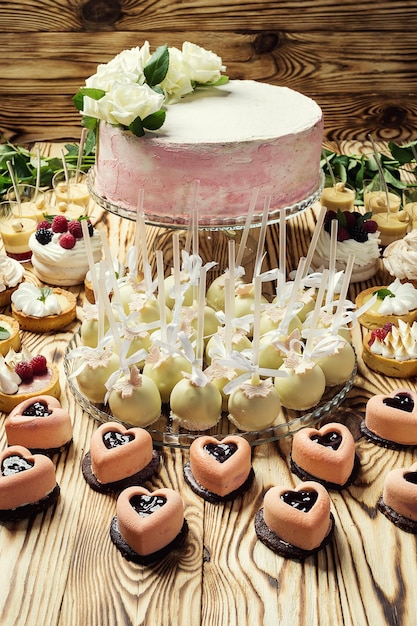 Bar à bonbons décoré par un délicieux buffet sucré avec des cupcakes et autres dessertsbonbons concept de joyeux anniversaire