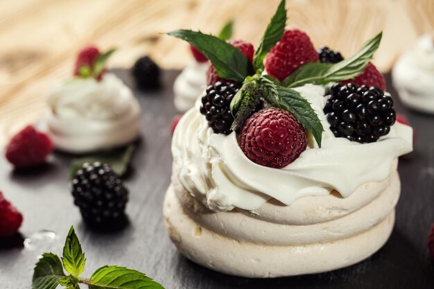 Bar à bonbons décoré par un délicieux buffet sucré avec des cupcakes et autres dessertsbonbons concept de joyeux anniversaire