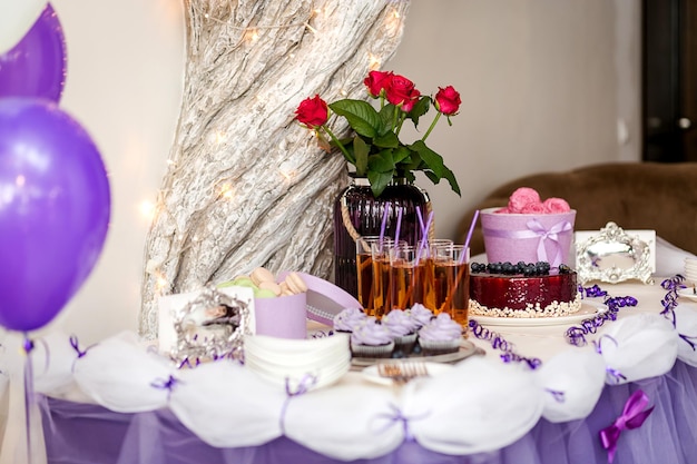 Bar à bonbons décoré par un délicieux buffet sucré avec des cupcakes et autres dessertsbonbons concept de joyeux anniversaire