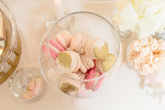 Bar à bonbons et gâteau de mariage. Table avec bonbons, buffet avec cupcakes, bonbons, dessert.