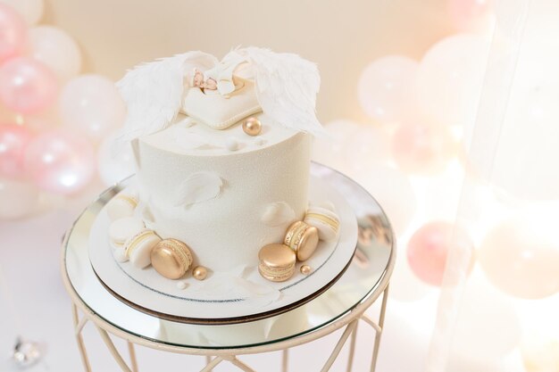 Bar à bonbons et gâteau de mariage. Table avec bonbons, buffet avec cupcakes, bonbons, dessert.