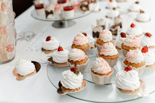 Le bar à bonbons de mariage est rempli de différents desserts. table de mariage au banquet