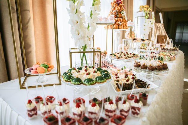 Bar à bonbons à la réception de mariage Délicieux desserts Belles décorations Fleurs blanches