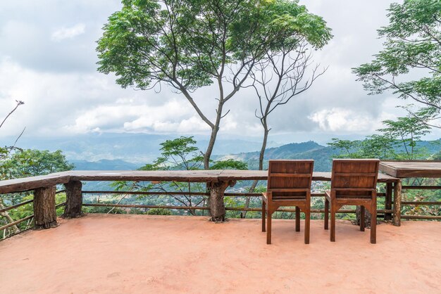 Bar et chaise en bois avec fond de colline de montagne