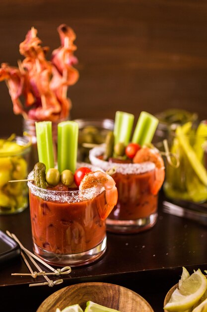 Bar à cocktails Bloody Mary avec une variété de garnitures.