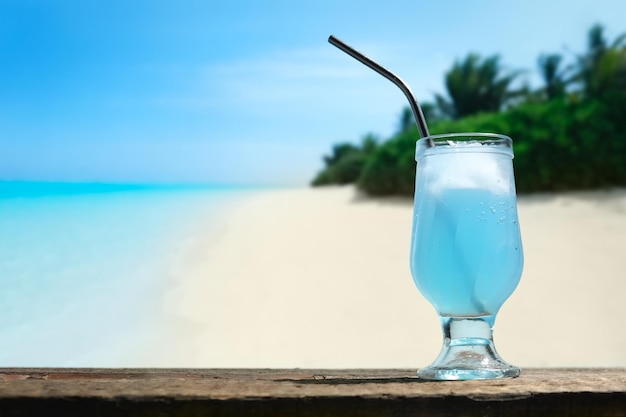 Bar à cocktails Blue Lagoon sur la plage tropicale des Maldives Boisson alcoolisée d'été