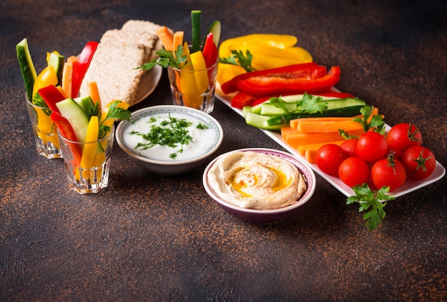 Bar à collations. Bâtonnets de légumes et houmous