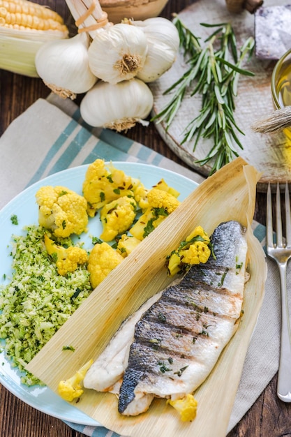 bar grillé servi avec couscous aux légumes