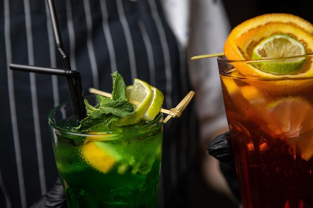 Bar Limonade aux fruits entre les mains d'un barman