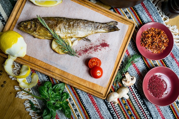 Bar de poisson cuit au four avec épices de poisson et salade. Fruits de mer au restaurant