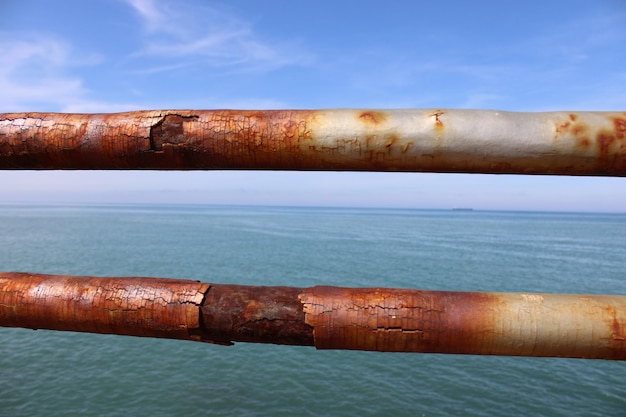 Un bar rouillé dans l'eau