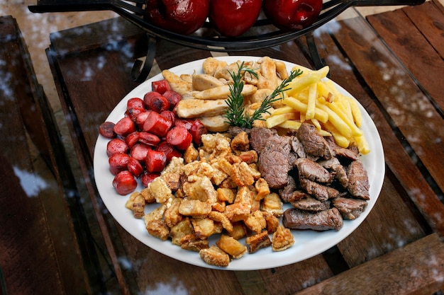 Bar, snack, apéritif, snacks, saucisses, craquelins, viande, filet de poulet et frites