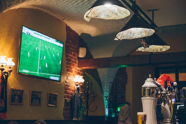 Bar sportif à l'intérieur. football sur grand écran