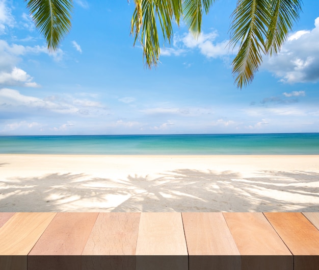 Bar de table en bois sur la plage mer et ciel