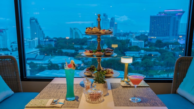 bar sur le toit à Pattaya, en Thaïlande, avec des cocktails et des collations à la fenêtre