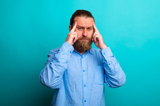 Barbe élégante senior man sur fond isolé avec la main sur la tête pour des douleurs à la tête parce que le stress souffre de migraine