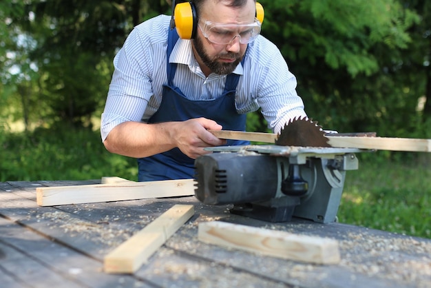 Barbe homme travaillant sur scie circulaire