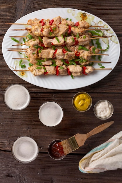 Barbecue avec barbecue et bière à l'extérieur