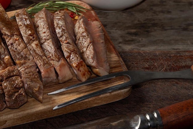 Barbecue de boeuf grillé frais sur une planche à découper