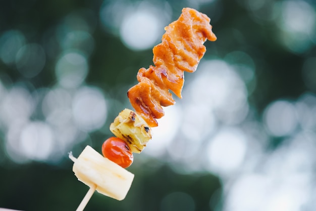 Barbecue avec bokeh vert flou et nature