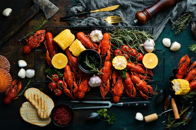 Barbecue Écrevisses rouges avec légumes grillés et sauce sur une table de cuisine en pierre Vue de dessus de fruits de mer Mise à plat