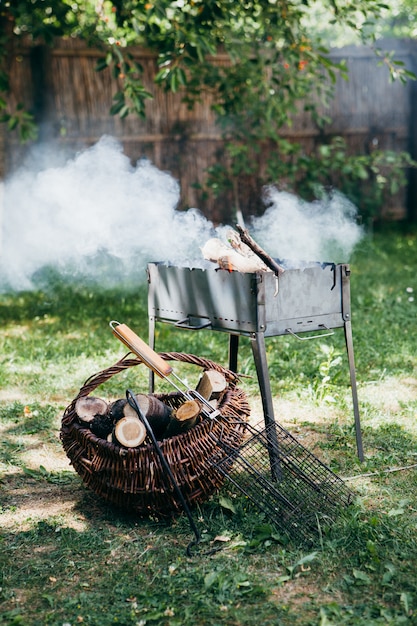 Barbecue enflammé dans la cour en été