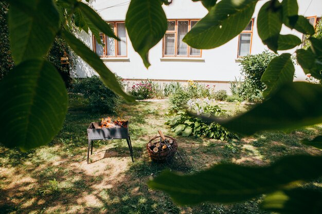 Barbecue enflammé dans la cour en été