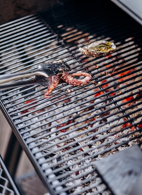 Barbecue de fruits de mer Collection de poulpes et d'huîtres grillées sur le gril