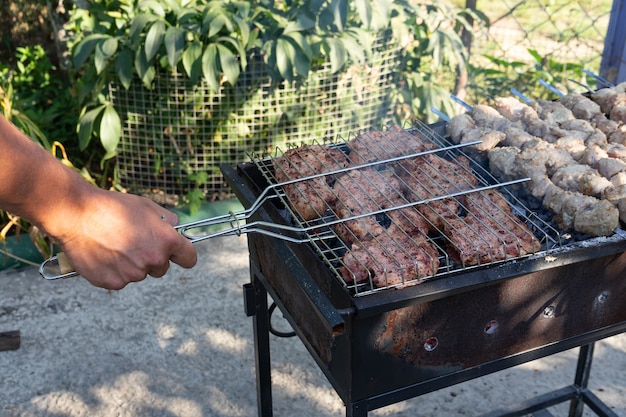 Barbecue sur le gril. Cuisson de la viande sur le gril.