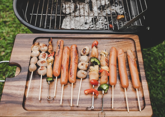 Barbecue sur le grill en fête à la maison jardin