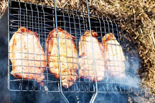 Barbecue sur le grill grill dans la fumée