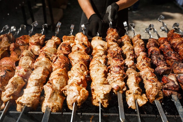 Barbecue grillé rencontrez sur brochette préparé sur gril à charbon